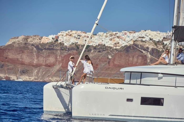 Oia, Santorin : croisière d'une journée en catamaran de luxe avec poisson et boissons