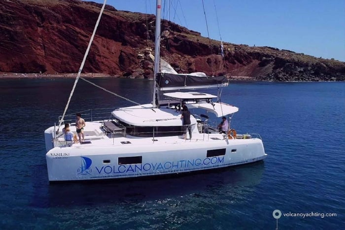 Santorini: Privat dagskryssning med grillmåltid och öppen bar