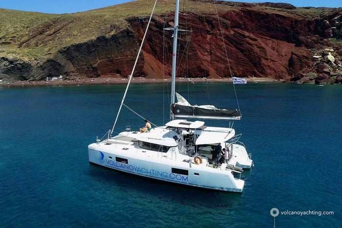 Santorin : Croisière au coucher du soleil avec arrêts baignade, dîner et boissons