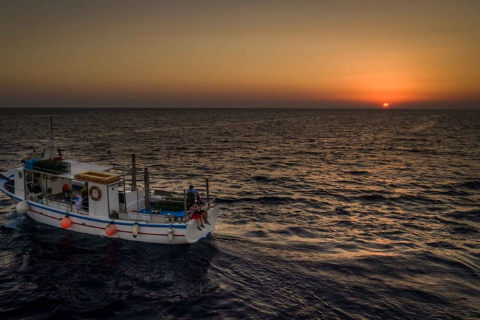 Excursion de pêche au coucher du soleil à Santorin avec dîner et boissons