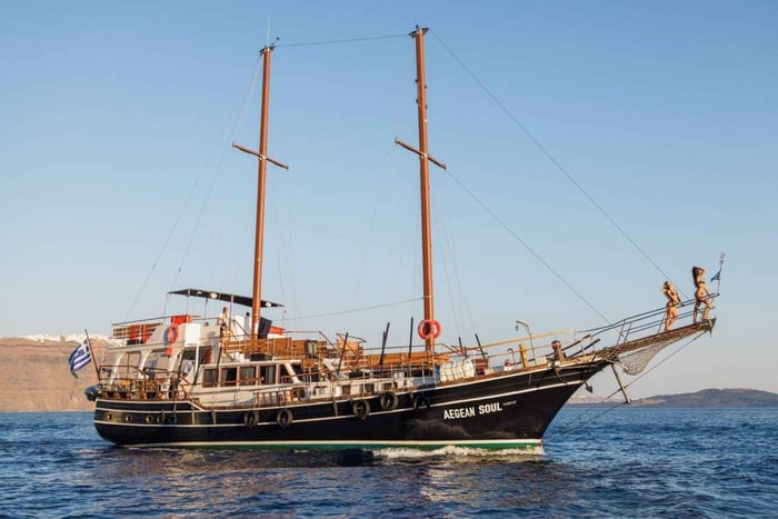 Santorini: Tulivuorisaarten risteily, johon sisältyy vierailu kuumissa lähteissä.