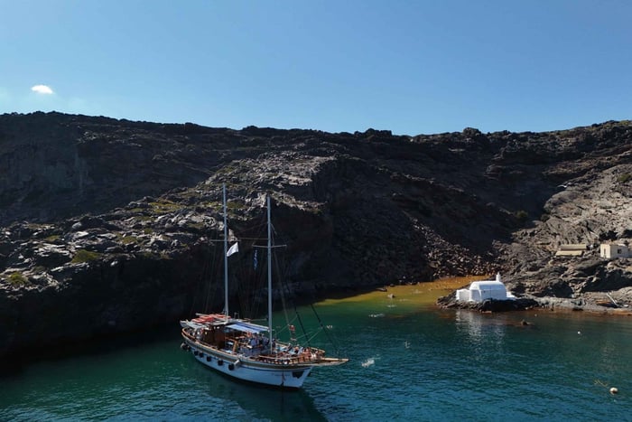 Santorini: tour en barco por el volcán y las aguas termales