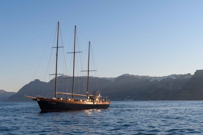 Santorini: volcán, aguas termales, crucero a Thirasia y atardecer en Oia