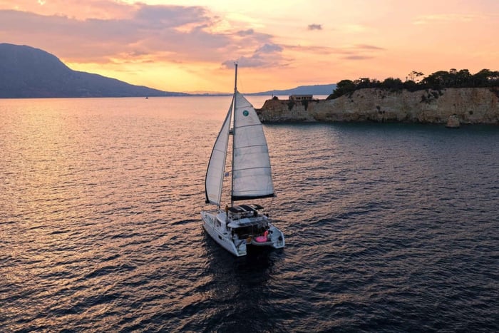 Souda: paseo en catamarán de lujo con sushi, barra libre y tobogán