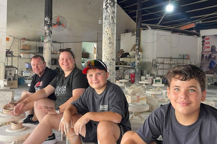 tour di mezza giornata in e-scooter al villaggio di ceramiche di Bat Trang