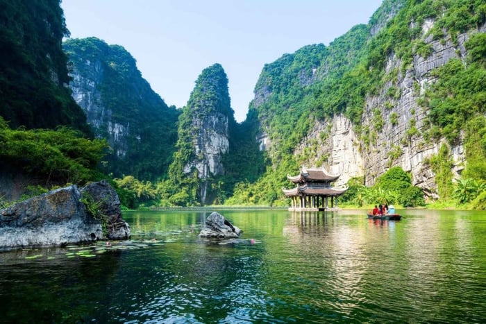 Hanoi : sanctuaire des ours ou Trang An (UNESCO), grotte de Mua et Hoa Lu