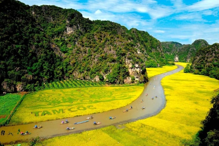 From Hanoi: Tam Coc Boat Trip and Hoa Lu & Mua Cave Tour