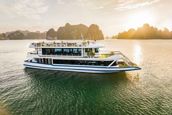Ha Noi : Ha Long Bay 5-Star Cruise with Kayak & Buffet Lunch