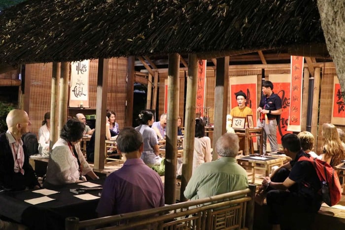 Ha Noi: Van Mieu Temple of Literature Night Tour with 3DShow
