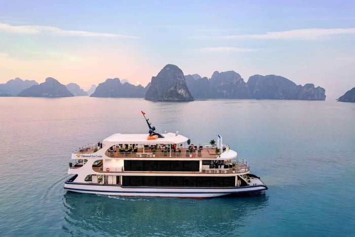 Bådtur i Halong-bugten til Amazing Cave og solbadning på ø