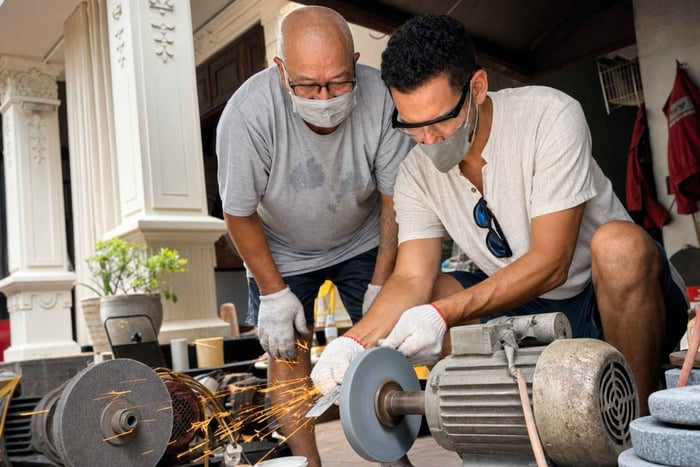 Hanói: taller práctico de fabricación de cuchillos con un maestro herrero