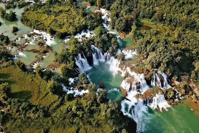 Hanoi: 2-Day Ban Gioc Guided Waterfall & Cave Tour with Food