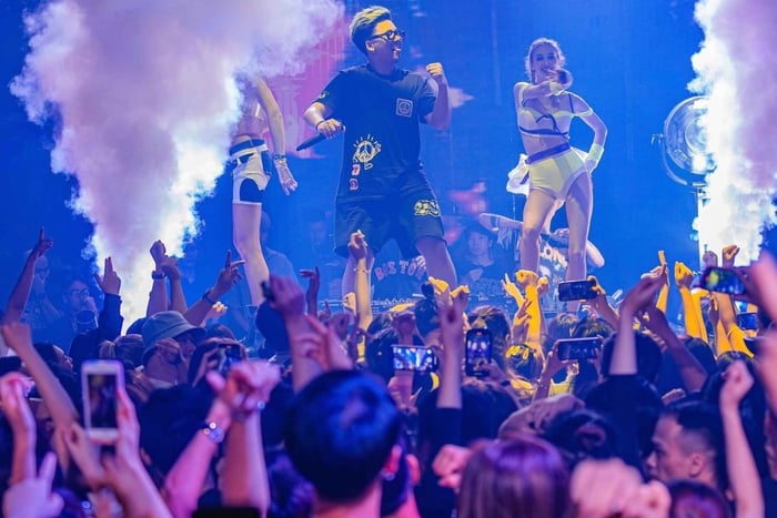 Hanoi: Bar Crawl z przewodnikiem z drinkami i wejściem do klubu nocnego