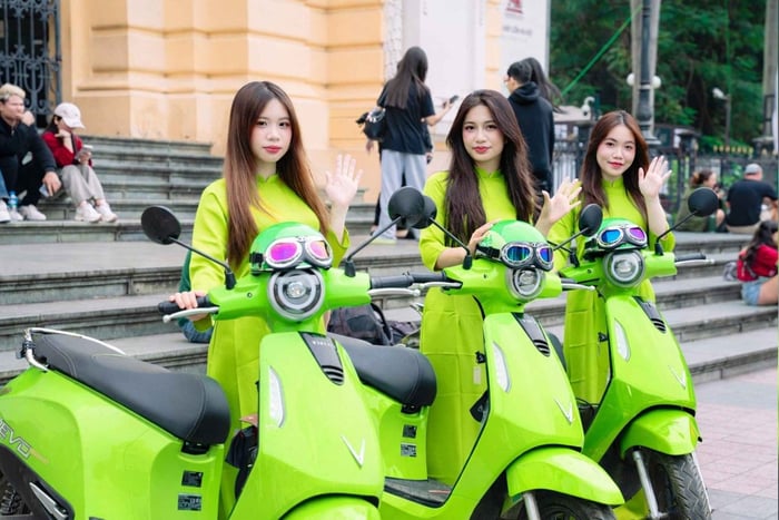 Hanoi-Instagram-Tour mit Fahrerinnen im grünen Áo dài