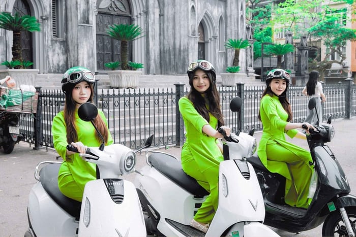 Excursão de moto por Hanói com motociclistas mulheres em Ao Dai verde
