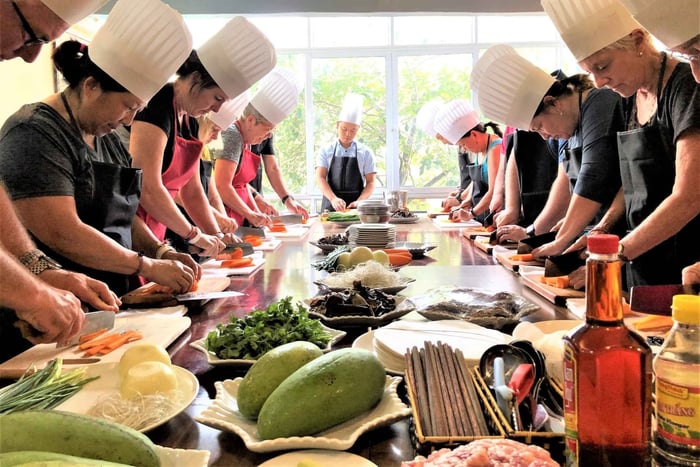 Hanoi: Old Quarter Market Tour and Cooking Class with Meal