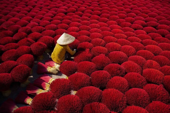 Incense Village, Hat or Lacquer Village 'SMALL GROUP'