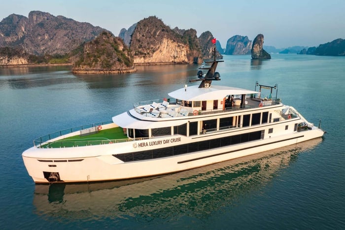 Lan Ha Bay Cruise and Cat Ba Island 2-Day Tour
