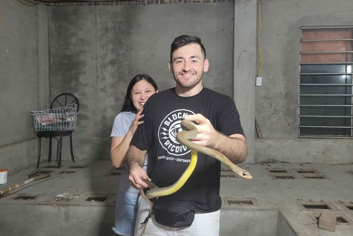 Le Mat Snake Village Tour with 10 Dishes