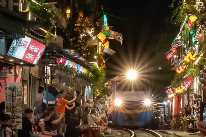 Private Food Tour and Train Street Experience