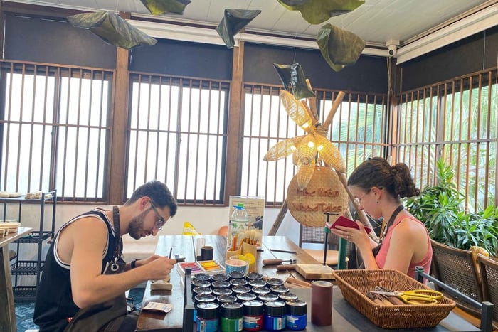 Hanoï : atelier de sculpture sur bois avec une boisson offerte