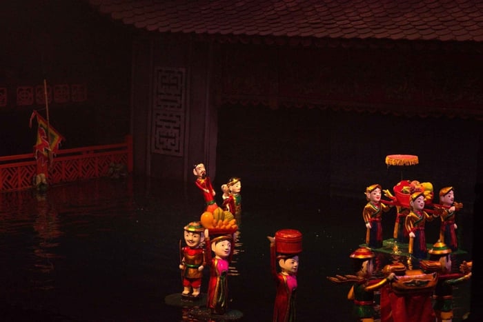 Street Food Walking Tour & Water Puppet Show