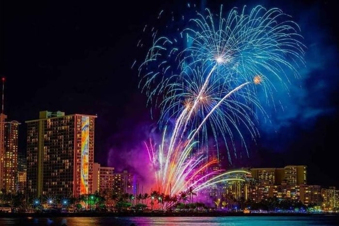 Embarque en la playa de Waikiki: Vela de fuegos artificiales del viernes noche