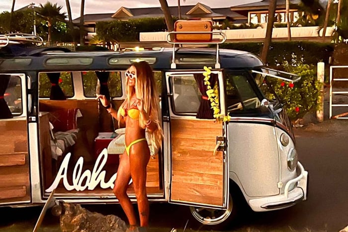 Birrificio e crociera sulla spiaggia in un autobus VW vintage