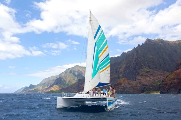 Kauai: Vela na costa de Napali e excursão de mergulho com snorkel a partir de Port Allen