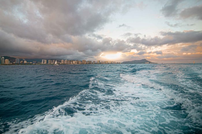 Oahu: Crucero al atardecer en Waikiki BYOB o Cash Bar