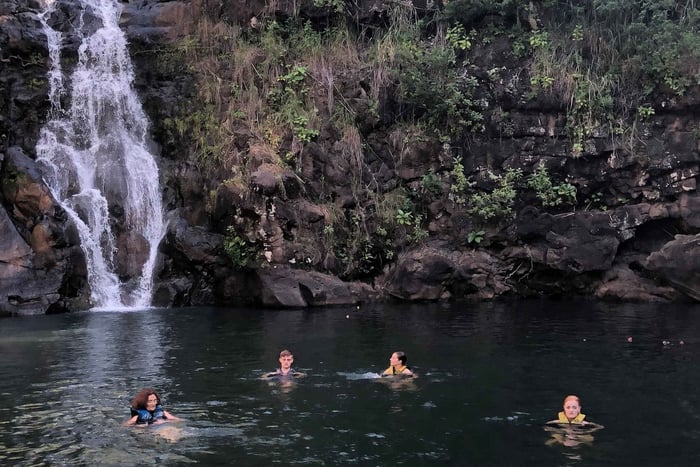 Oahu: Pływanie przy wodospadzie North Shore