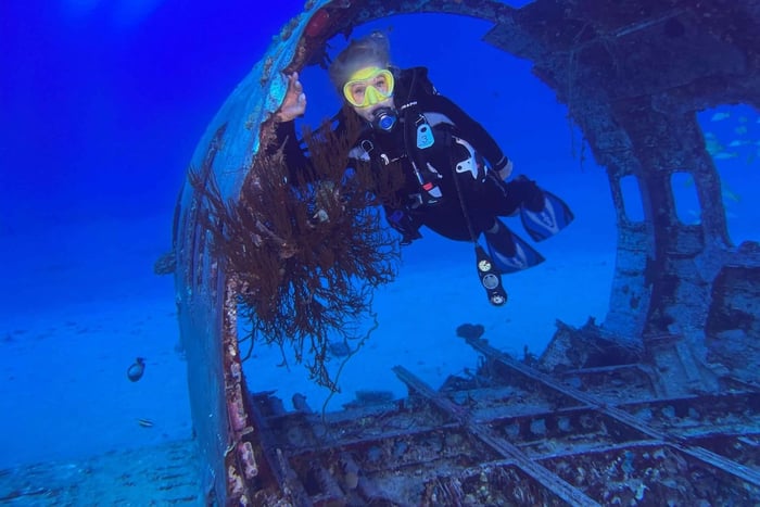 Oahu: Wreck & Reef Scuba Dive for Certified Divers
