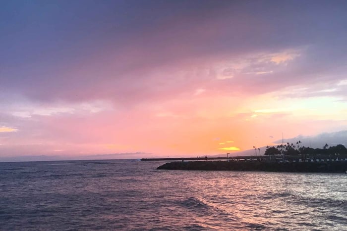 Waikiki Beach Sunset Sail and Swim op een zeilcatamaran