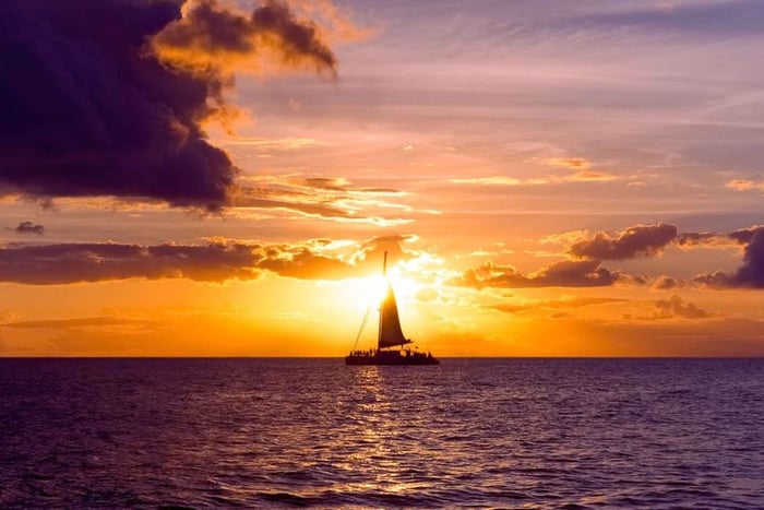 Crucero al atardecer en Waikiki con bebidas y aperitivos