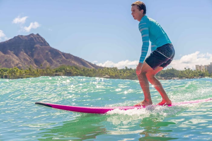 Waikiki: clase de surf y acceso a la playa (sillas y sombrilla)
