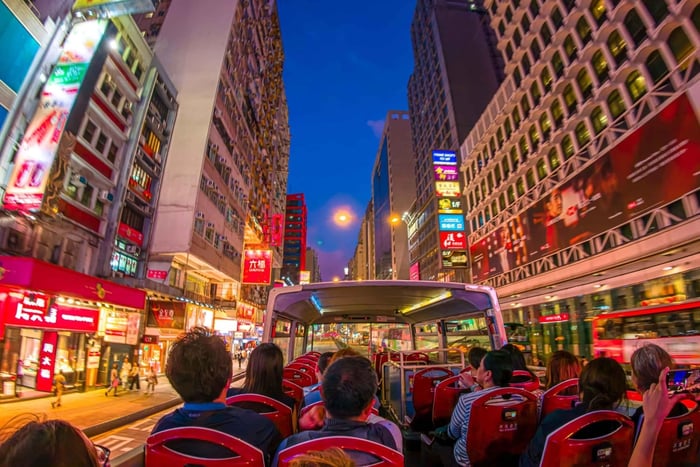 Hong Kong: Tour panoramico notturno di Kowloon in autobus scoperto