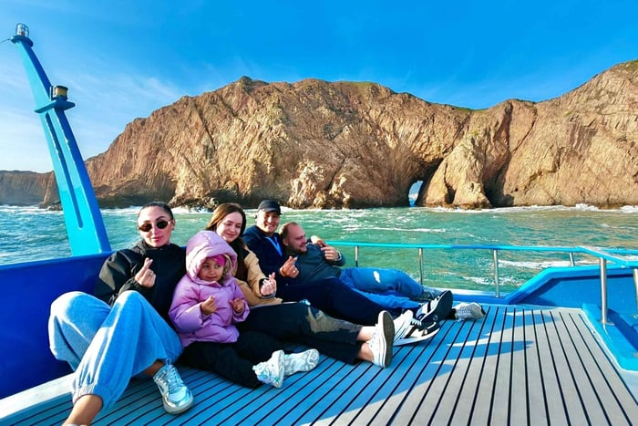 Hongkong UNESCO Geopark Four Sea Arches Volcano Yacht Tour