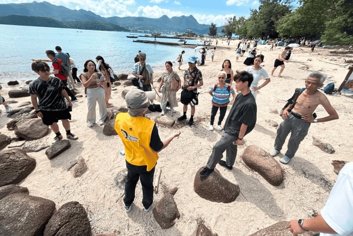 Hongkong: Ö-hoppning och vulkaniska klippor med yacht + snacks