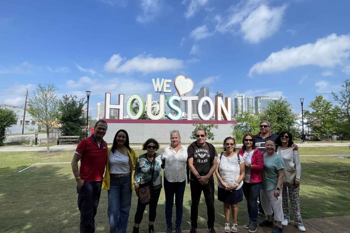 Houstonin avaruuskeskuksen lippu ja NASA:n asiantunteva opas