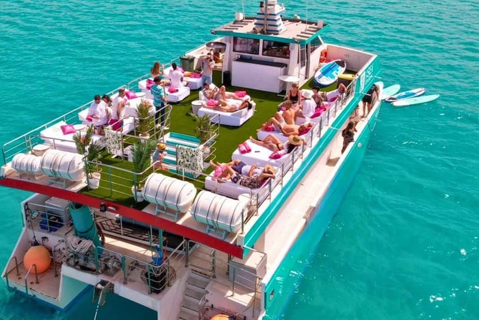 paseo en barco a Formentera con paella, barra libre y parada para nadar