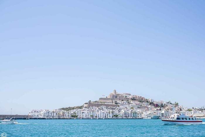Desde el este de traslado de ida y vuelta en ferri a Ibiza ciudad
