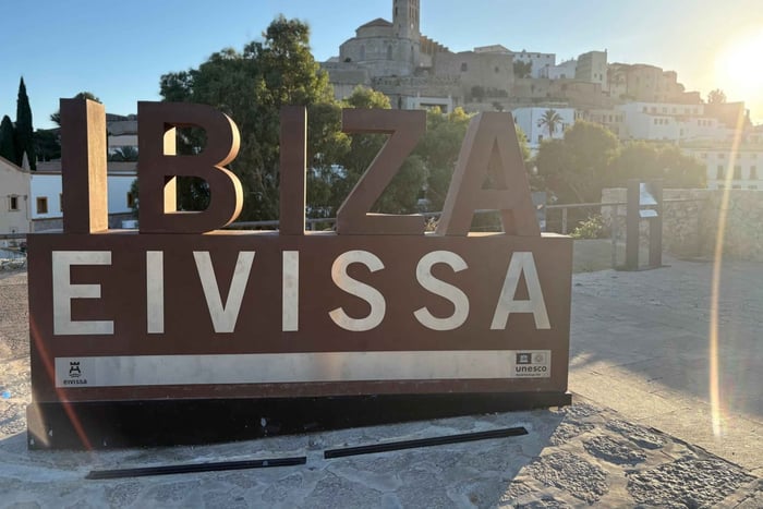 wandeltour door het verborgen Dalt Vila en geheime trappen