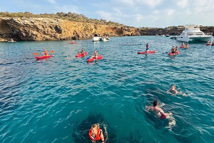 Ibiza vom Meer aus: Buchten, Höhlen, Wassersport & offene Bar