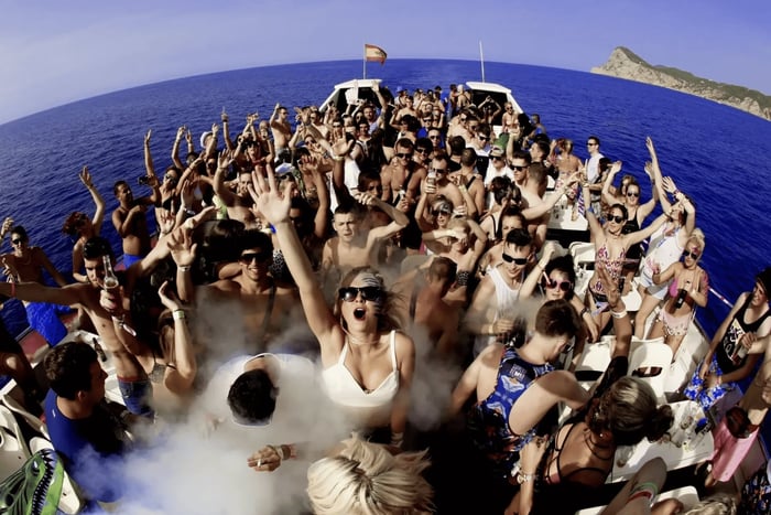 sunset boat party + toegang tot 2 superclubs