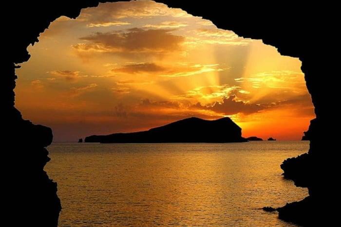SUP e mergulho com snorkel em enseadas secretas, gruta e pôr do sol