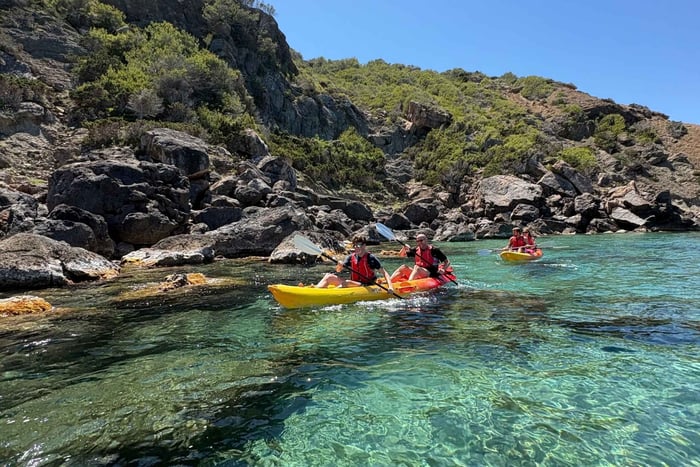 Kajakki ja snorklaus: kristallinkirkkaat vedet ja meriluolat, Koillis-Ibiza