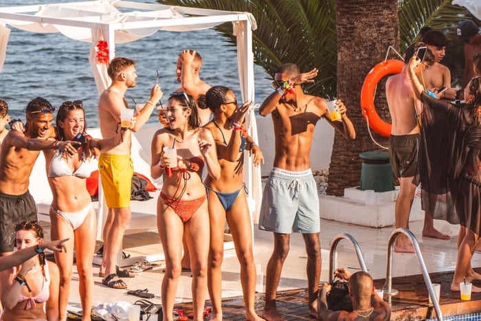 Latin Pool Party med live-DJ:s och flaska ingår
