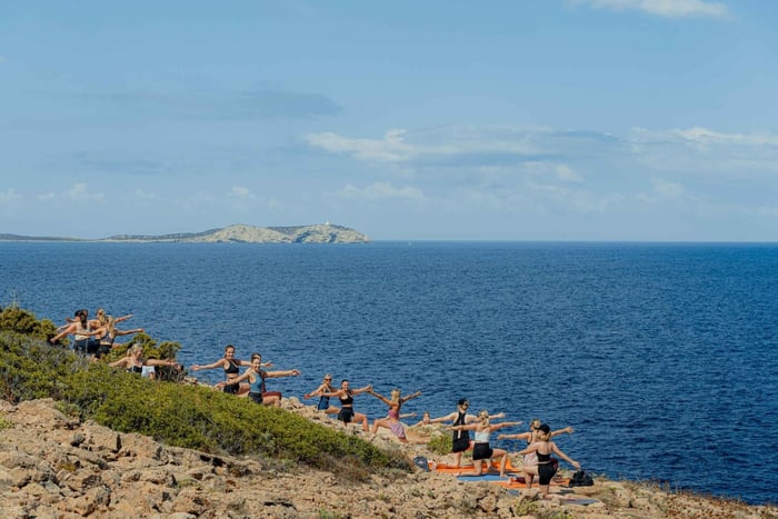 yogasessie aan zee met ontbijt