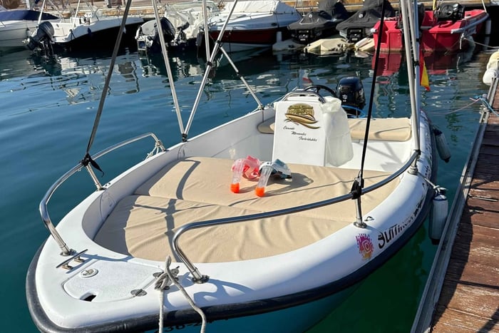Barco privado sem licença pela costa de San Antonio
