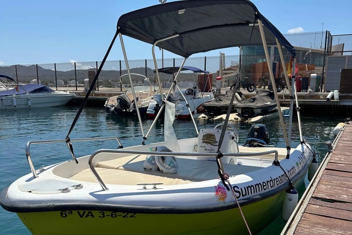 Privat båt utan licens längs San Antonios kust
